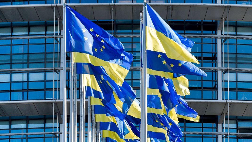 Die Ukraine soll nach EU-Kommissionsprüfung weitere Milliarden an EU-Geldern erhalten..