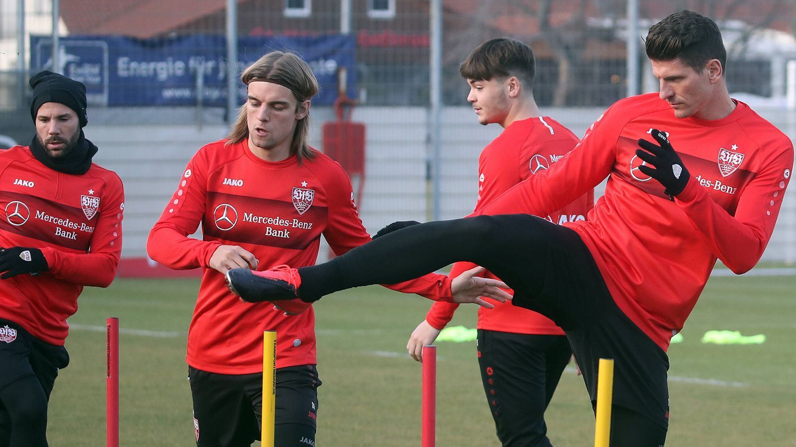 
                <strong>VfB Stuttgart (Dritter, 31 Punkte)</strong><br>
                "Ein Start ist immer wichtig. Aktuell sehe ich den Dreikampf", sagte der 42-Jährige. Den ersehnten Aufstieg will er nicht versprechen. Dafür das: "Wir geben Gas. Ich kann versprechen, dass wir 100 Prozent Gas geben in den nächsten vier Monaten und alles dafür tun." Ein lockerer Aufgalopp wird es nicht, denn am Mittwoch kommt Verfolger Heidenheim. "Sie sind sehr unangenehm und stehen nicht umsonst auf dem vierten Platz", sagte Matarazzo. ran-Prognose: Der VfB wird am Ende als Erster aufsteigen.
              