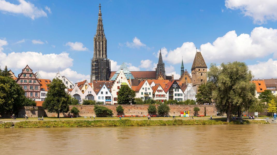 Ulmer Münster: Das Ulmer Münster besitzt nicht nur den höchsten Kirchturm der Welt, sondern ist auch die größte evangelische Kirche Deutschlands. Es gab hier nie einen Bischof und einen Fürsten, der das Münster errichten ließ. Erbaut wurde es von den Bürger:innen der Stadt. Mit einer langen Unterbrechung entstand es von 1377 bis 1890.