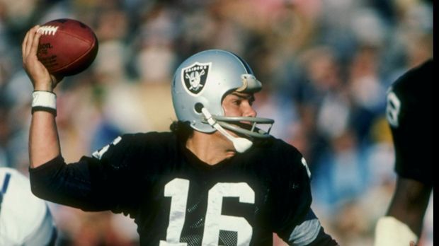 
                <strong>Jim Plunkett</strong><br>
                Seine Auszeichnungen skizzieren seine NFL-Karriere ganz gut: 1971 wurde der Nummer-eins-Pick der New England Patriots AFL-AFC Rookie of the Year. Neun Jahre später ehrte ihn die NFL als Comebsack Player of the Year. Dazwischen blieb Plunkett zumeist erfolglos, war Starter, aber auch oft nur Ersatz. Erst bei den Oakland Raiders startete er durch, 1980 wurde er Starter, nachdem sich Dan Pastorini in Week 5 das Bein brach. Plunkett führte die Raiders zu neun Siegen in elf Spielen. Die Franchise wurde dank Plunkett das erste Wild-Card-Team, das den Super Bowl gewinnen konnte. In Super Bowl XV gewannen die Raiders 27:10 gegen die Eagles. Den Super Bowl XVIII holte sich Plunkett ein paar Jahre später auch noch, diesmal aber als Starter.
              