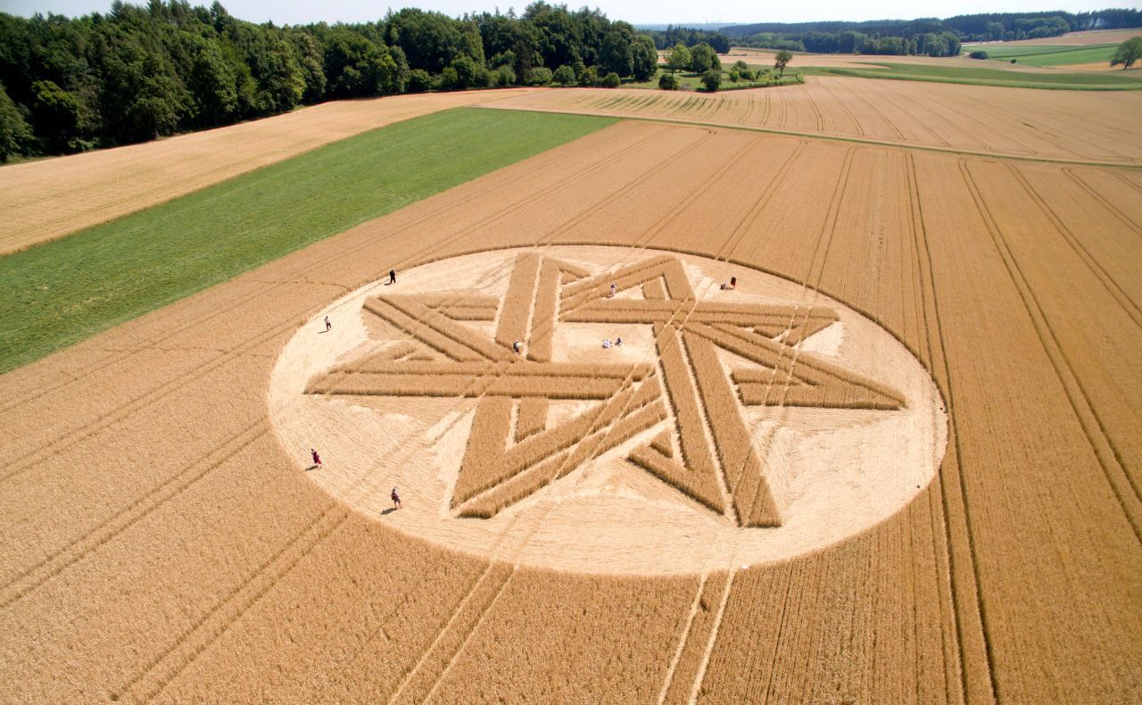 Seit einiger Zeit tauchen in Bayern fast jedes Jahr geheimnisvolle Kreise auf - dieser Stern schmückte 2015 ein Feld in Alling. Für die Bauern bedeuten Kornkreise Ernte-Einbußen und Stress - denn der sonst friedliche Acker wird plötzlich zur Bühne hunderter Besucher.