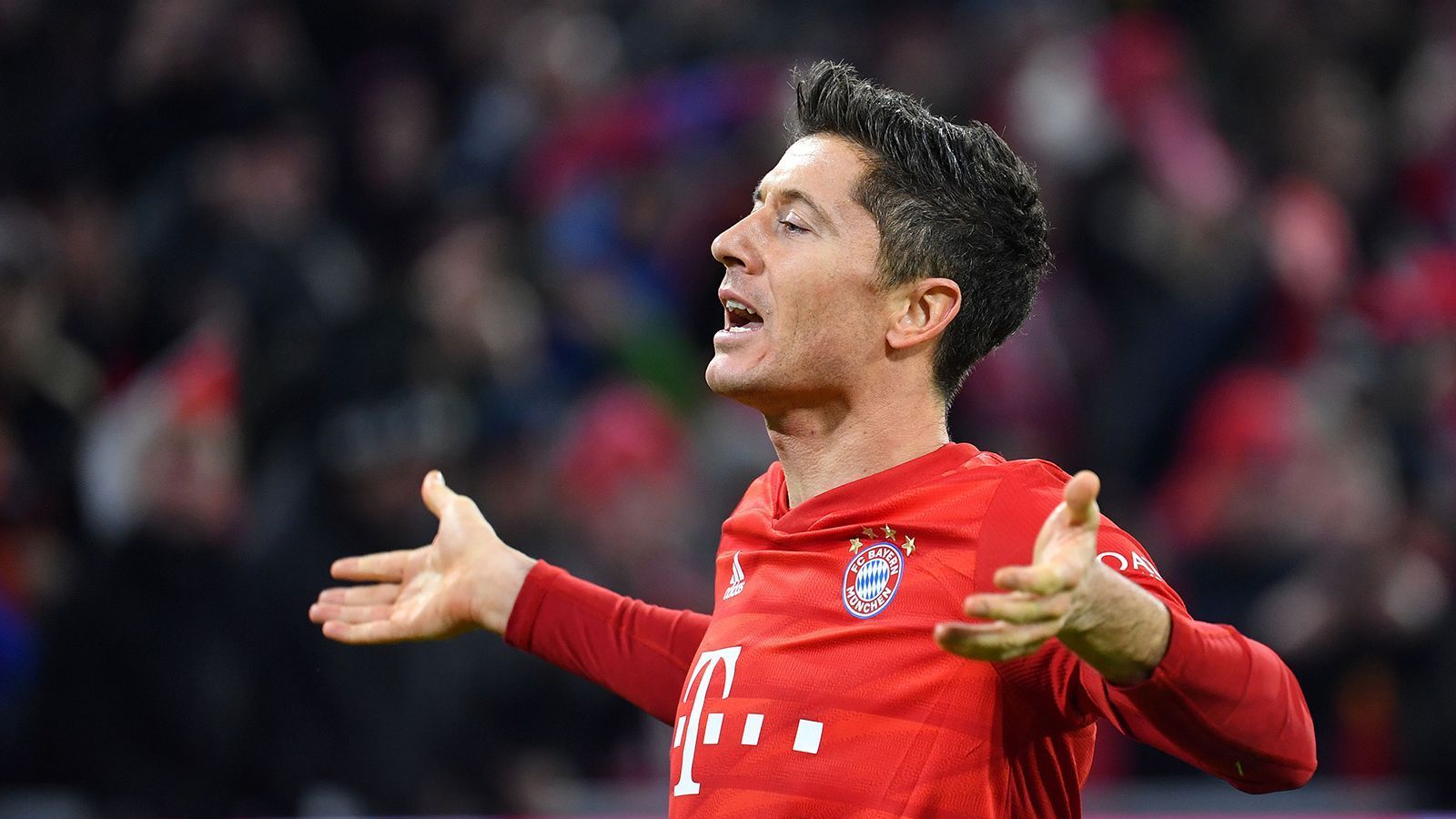 
                <strong>Stürmer: Robert Lewandowski</strong><br>
                Giovane Elber, Roy Makaay, Luca Toni. Allesamt echte Legenden, aber dem polnischen Bomber können sie alle nicht das Wasser reichen. Lewandowski war jahrelang eine Institution im Münchner Sturm und gewann Spiele im Alleingang. 344 Hütten in 375 Spielen: Auf den Polen war stets Verlass. Etwas unschön verlief aber sein Wechsel zum FC Barcelona vor der Saison 2022/23.
              