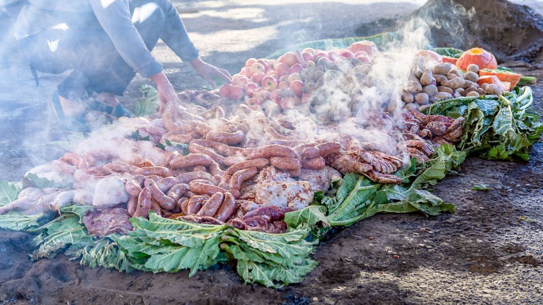 Spezialität der Osterinsel: Ein Curanto gart traditionell in einem "Erdofen" - und den nennen die Einheimischen "Umu". Die Zubereitungsform erinnert an die Erdöfen in Argentinien.&nbsp;