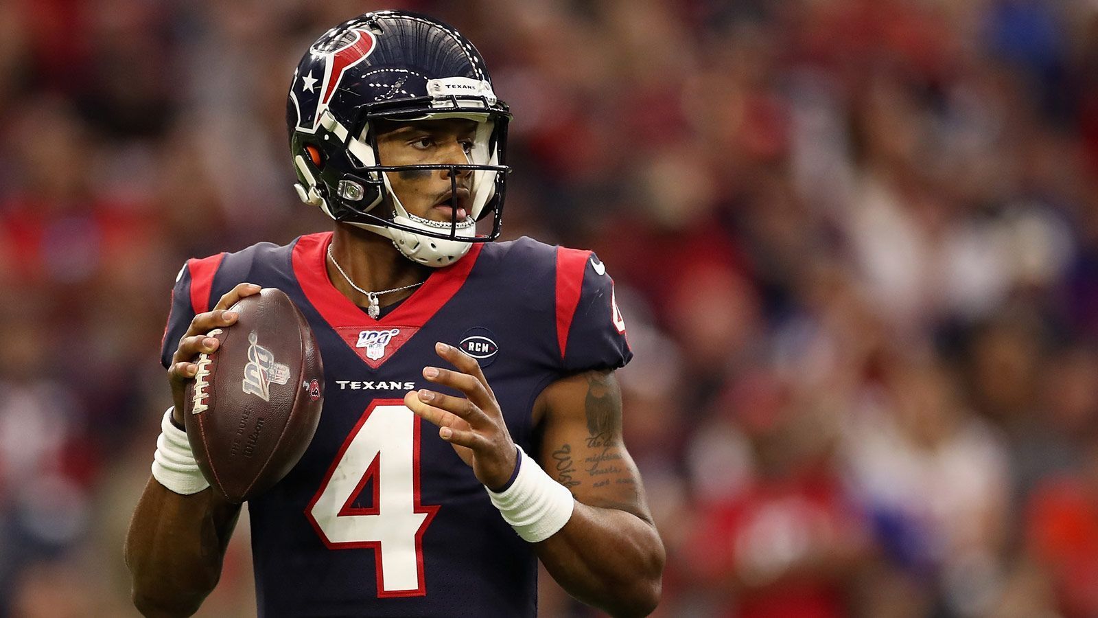 
                <strong>Deshaun Watson (Houston Texans)</strong><br>
                Der 25-Jährige macht nun schon seit Wochen ernst: Deshaun Watson ist unzufrieden mit der Entwicklung der Houston Texans und bat kürzlich sogar offiziell um einen Trade aus der texanischen Metropole. Seit seinem Debüt im Jahr 2017 hat sich Watson zu einem der besten Spielmacher der Liga entwickelt und konnte die Texans bereits zweimal in die Playoffs führen. Es ist daher kein Wunder, dass sich zahlreiche Teams für den mehrmaligen Pro Bowler interessieren und bereits erste Trade-Anfragen gestellt haben. Zu den großen Favoriten zählen momentan die Miami Dolphins und New York Jets. 
              