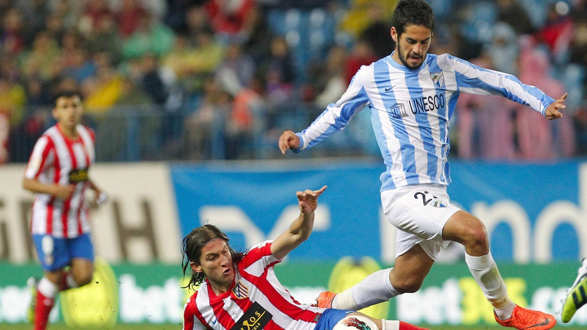 
                <strong>In Malaga geht sein Stern auf</strong><br>
                Isco im Trikot des FC Malaga. In der Saison 2011/2012 mischte der damals 19-Jährige die spanische Liga auf und zog ganz Europa in seinen Bann. Es folgte die Auszeichnung zum Golden Boy, dem besten Nachwuchsspieler Europas, vergeben durch die italienische Sportzeitung "Tuttosport" – und ein Jahr später der Wechsel zu Real Madrid.
              