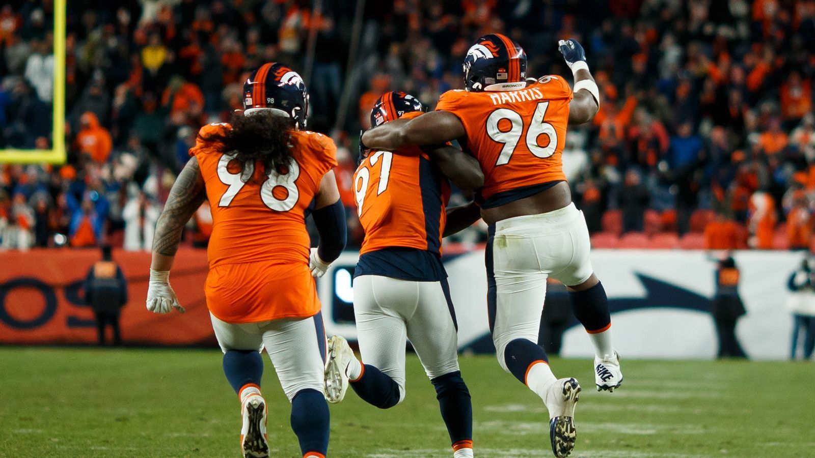 
                <strong>Denver Broncos: Defense</strong><br>
                Auch die Defense ist insgesamt solide besetzt, die Broncos können sich hier punktuell verstärken und müssen nicht viele Löcher stopfen. Der Interior Defensive Line fehlt ein variabler Nose Tackle, doch der sollte auch spät im Draft zu bekommen sein. Darüberhinaus kann auf der Linebacker-Position noch eine Schwäche ausgemacht werden. Die Secondary ist exzellent besetzt - hier kann sich GM Elway zurücklehnen.
              