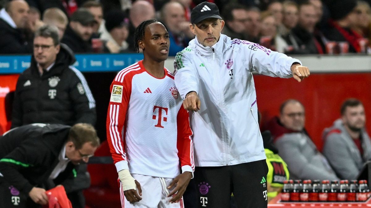 Thomas Tuchel ( Coach, Bayern Muenchen) instruiert Mathys Tel ( 39, Bayern Muenchen) vor der Einwechslung 10.02.2024 Fussball Bayer 04 Leverkusen vs FC Bayern Muenchen, BayArena, Leverkusen, DFB DF...