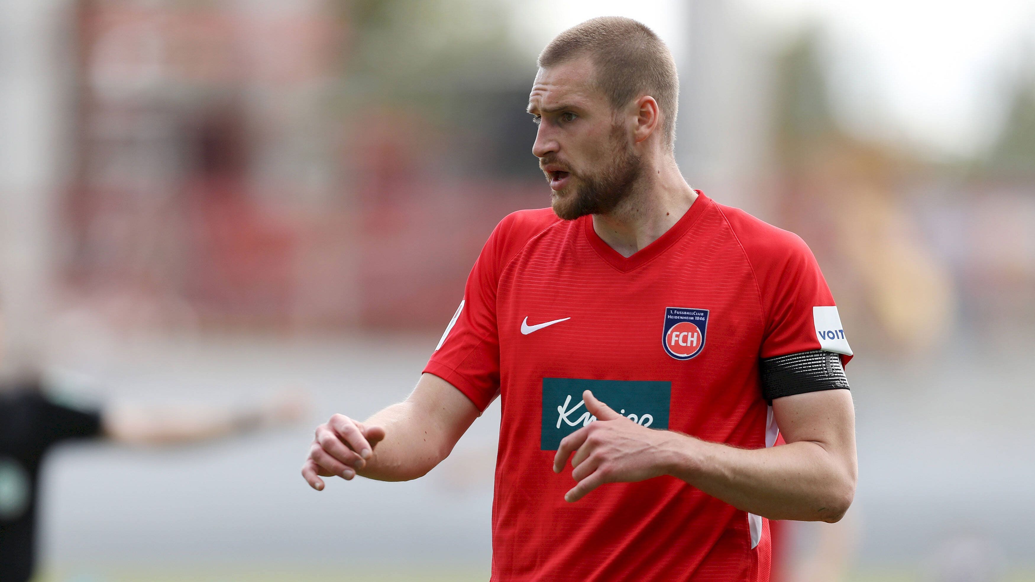 
                <strong>1. FC Heidenheim</strong><br>
                &#x2022; Kapitän: Patrick Mainka -<br>&#x2022; Position: Innenverteidiger -<br>&#x2022; Im Verein seit: 2018<br>
              