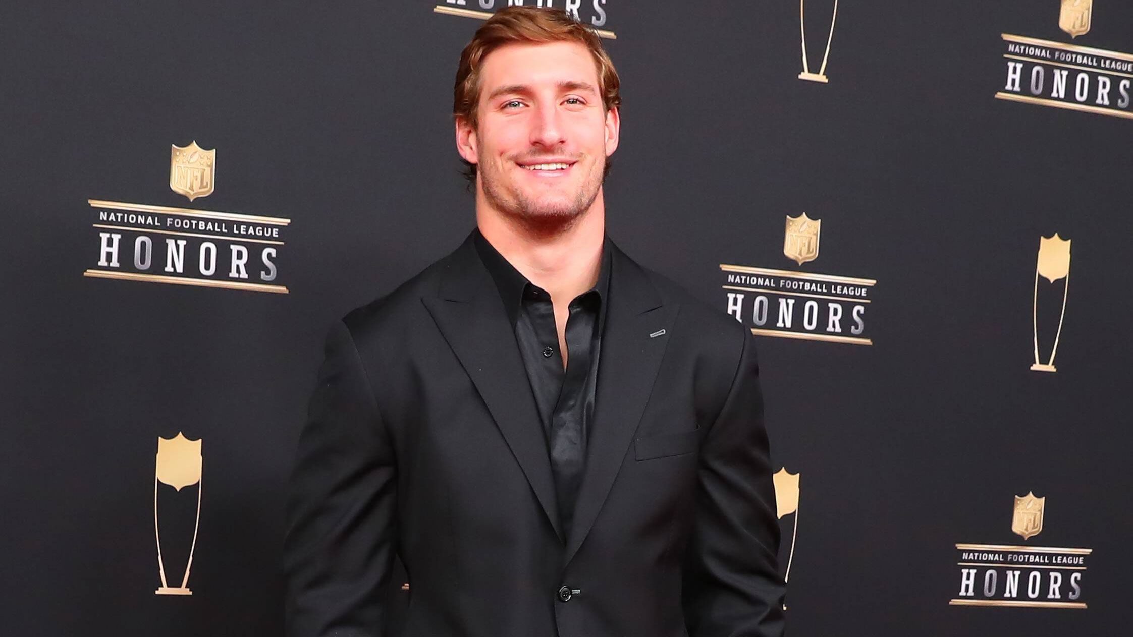 
                <strong>Wettquoten: Wer wird 2021 der beste Defensivspieler in der NFL?</strong><br>
                Bevor die NFL-Saison überhaupt begonnen hat, grübeln Experten und Wettanbieter, wer Defensive Player of the Year wird. Der beste Defensivspieler wird im Rahmen der NFL Honors nach der Saison stets mit dem "Associated Press Defensive Player of the Year"-Award bedacht. Die Auswahl treffen 50 ausgewählte Sportjournalisten. ran.de zeigt euch die Wettquoten zu den zehn höchstgehandelten Defensiv-Stars. (Quelle: sportsbettingdime.com)
              