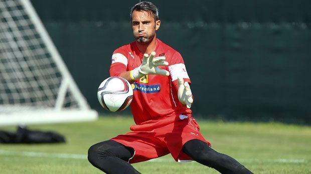 
                <strong>Ramazan Özcan</strong><br>
                Ramazan Özcan: Der Ingolstädter Torwart hat in der Nationalmannschaft ebenfalls keinen Stammplatz. Und auch beim Bundesliga-Aufsteiger hat er mit Örjan Nyland einen hochwertigen Konkurrenten. Bislang betreiben der Österreicher und der Norweger beim FCI eine Art Jobsharing.
              