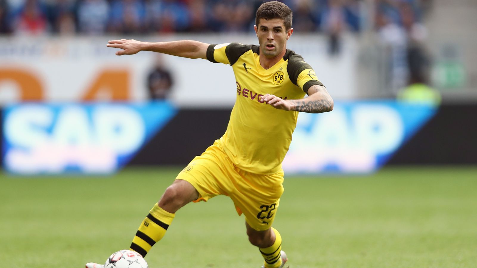 
                <strong>Christian Pulisic (Borussia Dortmund)</strong><br>
                Mit gerade einmal 20 Jahren ist Dortmunds Jungstar Christian Pulisic so etwas wie der große Hoffnungsträger des US-Fußballs. Nach der verpassten WM-Qualifikation für die Endrunde in Russland ist der Flügelflitzer mehr denn je das Gesicht des Neuaufbaus der Nationalmannschaft, für die er schon zwei Rekorde aufstellte. Zum einen ist er der jüngste Debütant in der Nationalmannschaft und zuletzt war Pulisic der jüngste Spieler, der das US-Team als Kapitän aufs Feld führte. Der in Hershey (Bundesstaat Pennsylvania) geborene Pulisic absolvierte schon 111 Pflichtspiele (elf Tore) für den BVB und könnte offenbar im Sommer 2019 den nächsten Karriereschritt machen. Seit längerer Zeit wird der US-Amerikaner mit kroatischen Wurzeln mit Premier-League-Größen in Verbindung gebracht. Pulisic' Vertrag läuft bis 2020.
              