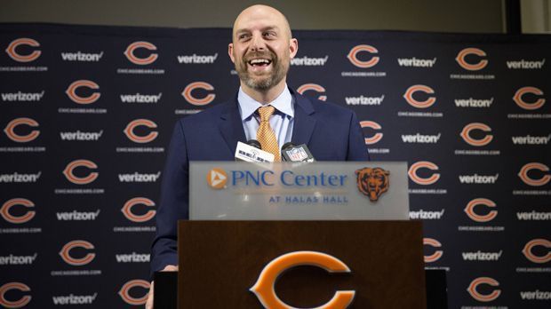 
                <strong>Matt Nagy (Head Coach Chicago Bears)</strong><br>
                Auch die Bears haben nach der Entlassung von John Fox bereits ihren Mann für 2018 vorgestellt. Matt Nagy soll bei seiner ersten Station als Head Coach dafür sorgen, dass Mitchell Trubisky die Bears-Offense auf ein neues Level hebt. In Kansas war Nagy seit 2016 als Offensive Coordinator für das starke Scoring um Alex Smith und Tyreek Hill verantwortlich. Mitte der Regular Season übernahm er für Andy Reid auch das Play Calling bei den Chiefs.
              