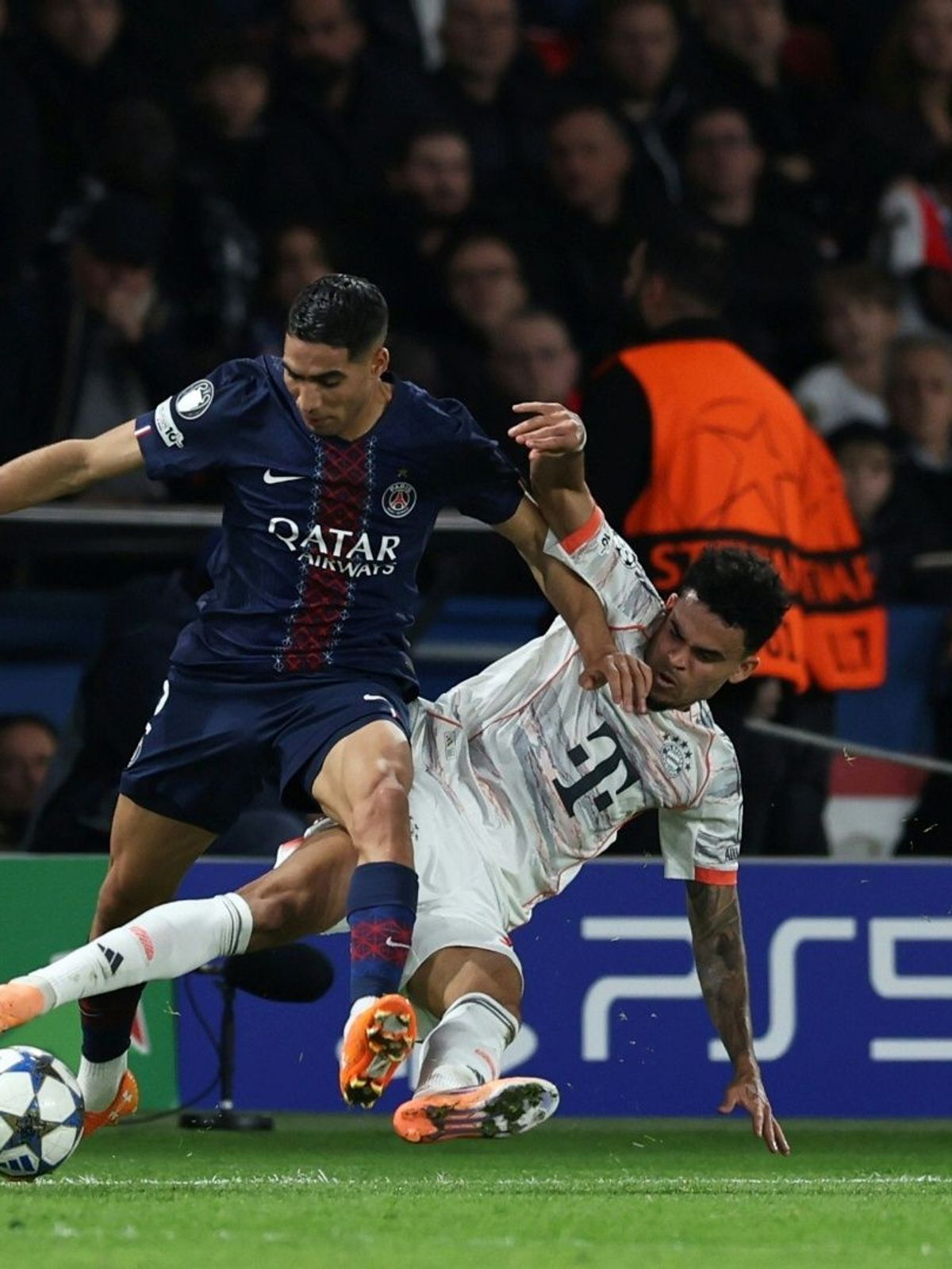 Luis Díaz verletzt Achraf Hakimi