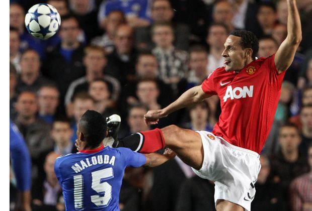 
                <strong>Rio Ferdinand vs. Florent Malouda</strong><br>
                Die englische Härte ist allgemeinhin bekannt. Daran musste sich auch Florent Malouda (li.) gewöhnen, als der Franzose die Eisenstollen von Rio Ferdinand (re.) im Gesicht spürte. In der Premier League wurde das Einsteigen nicht mal für gelbwürdig erachtet - eine exklusive Ansicht.
              