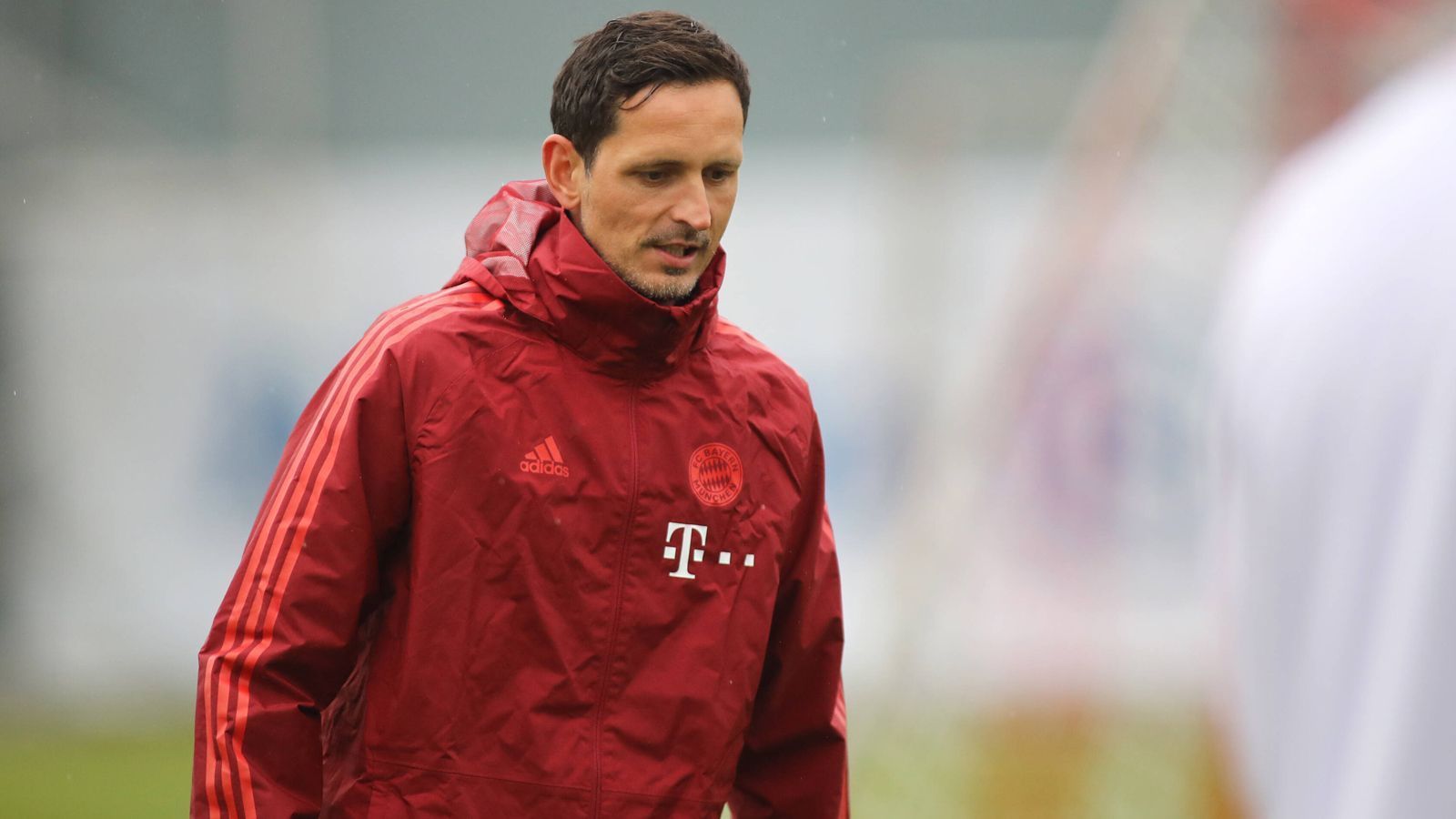 
                <strong>Dino Toppmöller (FC Bayern München)</strong><br>
                Auch im Betreuerstab des deutschen Rekordmeisters hat es mehrere Personen erwischt. Co-Trainer Dino Toppmöller gab ebenso einen positiven Corona-Test ab wie Teammanagerin Kathleen Krüger sowie drei Physiotherapeuten. Nagelsmann plagte schon im Laufe der Hinrunde eine Corona-Infektion, in die Zeit seiner Quarantäne fiel etwa auch die bittere 0:5-Klatsche im DFB-Pokal bei Borussia Mönchengladbach.
              