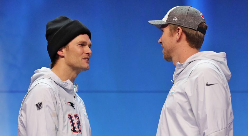
                <strong>Fakt 1: Edward gegen Edward</strong><br>
                Im Super Bowl kommt es zum Quarterback-Duell zwischen Tom Brady und Nick Foles. Genauso richtig ist der Satz: Im Super Bowl kommt es zum Quarterback-Duell zwischen Edward und Edward. Denn sowohl der Patriots- als auch der Eagles-Spielmacher besitzen den Zweitnamen Edward. Tom Brady heißt mit vollem Namen Thomas Edward Patrick Brady. Nick Foles kam als Nicholas Edward Foles zur Welt. Eine Liste mit den Zweitnamen aller Super-Bowl-Teilnehmer findet ihr übrigens hier. 
              