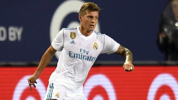 
                <strong>Toni Kroos</strong><br>
                Der Weltmeister hat wie immer viele Ballkontakte und variiert mit klugen Pässen das Spieltempo. Nach 30 Minuten wird ein Torschuss von Kroos abgeblockt, danach fällt er das eine oder andere Mal mit guten Standards auf. ran-Note: 2
              