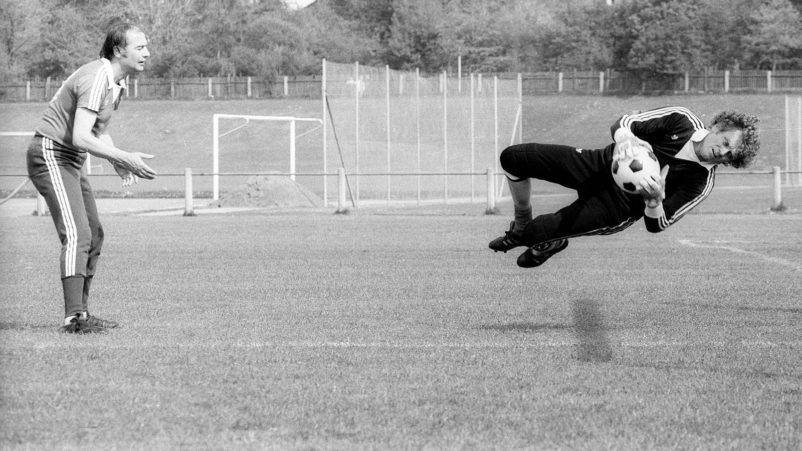 
                <strong>Sepp Maier </strong><br>
                Ein anderer Anführer war damals Sepp Maier. Der Torwart scheute sich auch nicht vor Kritik am Trainer. Lorants Nachfolger Pal Csernai sortierte irgendwann den satten Gerd Müller aus. Für Maier ein Skandal. Er ging auf Konfrontationskurs und sagte noch Jahrzehnte später in einer "ZDF"-Doku: "Dass er den Gerd so abserviert, hatte der nicht verdient. Da wollte er sich nur profilieren, der Depp [gemeint ist Csernai – Anm. d. Red] damals."
              