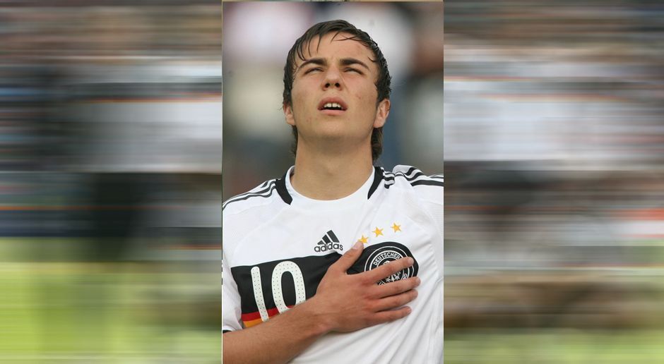 
                <strong>Mario Götze</strong><br>
                Mittelfeld - Mario Götze: Neben ter Stegen und Mustafi der bekannteste Spieler aus der damaligen Startelf der U17. Götzes Laufbahn ist bekannt: Sein Stern ging bei Borussia Dortmund auf. Beim FC Bayern München erlebte er unter Pep Guardiola schwere Jahre, bevor er 2016 den Sprung zurück ins Ruhrgebiet wagte. 
              