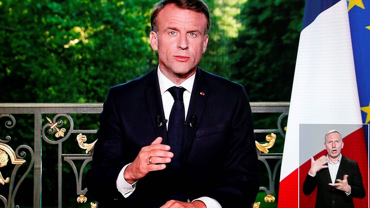 Diese Bildschirmaufnahme zeigt Frankreichs Präsident Emmanuel Macron während einer im Fernsehen übertragenen Ansprache an die Nation.