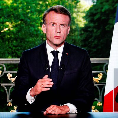 Diese Bildschirmaufnahme zeigt Frankreichs Präsident Emmanuel Macron während einer im Fernsehen übertragenen Ansprache an die Nation.