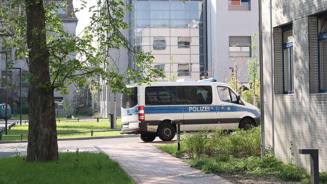 Ein Polizeiwagen vor dem Jüdischen Krankenhaus Berlin.