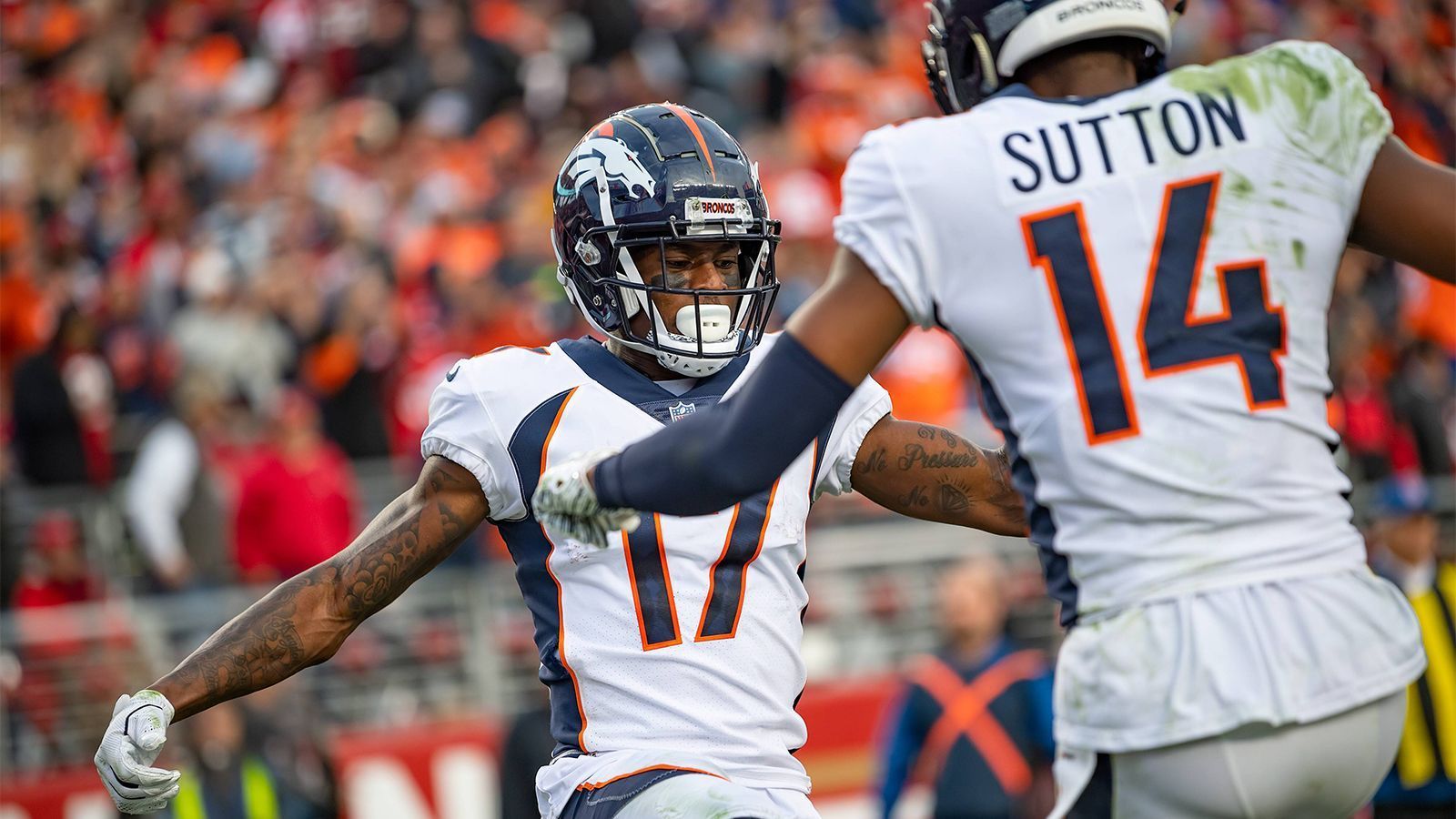 
                <strong>Baustelle: Offense</strong><br>
                Nach dem Trade von Demaryius Thomas während der vergangenen Saison läuteten die Broncos den Umbruch im Receiving Corps ein. Die beiden 2018er Picks Courtland Sutton (40. Pick, zweite Runde) und DaeSean Hamilton (113. Pick, vierte Runde) warf Denver früh ins kalte Wasser. Und beide bewiesen durchaus ihr Potenzial. Sutton kam auf insgesamt 42 Receptions, 704 Yards und vier Touchdowns. Ihm obliegt die Rolle des Go-To-Guys im Passspiel der Broncos 2019. Hamilton hingegen brauchte einige Zeit zur Akklimatisierung. Der Slot-Receiver zeigte in den letzten vier Spielen der Regular Season dann aber vielversprechende Ansätze, als er 37 seiner insgesamt 45 Pässe fing und jeweils über 40 Receiving Yards auflegte. Hinter Sutton soll er zur zweiten Receiving-Option aufgebaut werden. Zu den beiden Sophomores gesellt sich mit dem 2019er Erstrundenpick Noah Fant ein weiterer talentierter Passempfänger. Der Pick des Tight Ends ergab durchaus Sinn, da Flacco seit jeher viel Wert auf seine TEs legt. In der vergangenen Saison warf der Quarterback 165 seiner 306 geworfenen Pässe über die Line of Scrimmage in die Mitte des Feldes. Der neue Offensive Coordinator Rich Scangarello (der dritte OC in drei Jahren) wird es sich nach Jahren fehlender Offense-Identität zur Aufgabe machen, endlich wieder für Kontinuität in Mile Highs Angriffsmaschinerie zu sorgen.
              