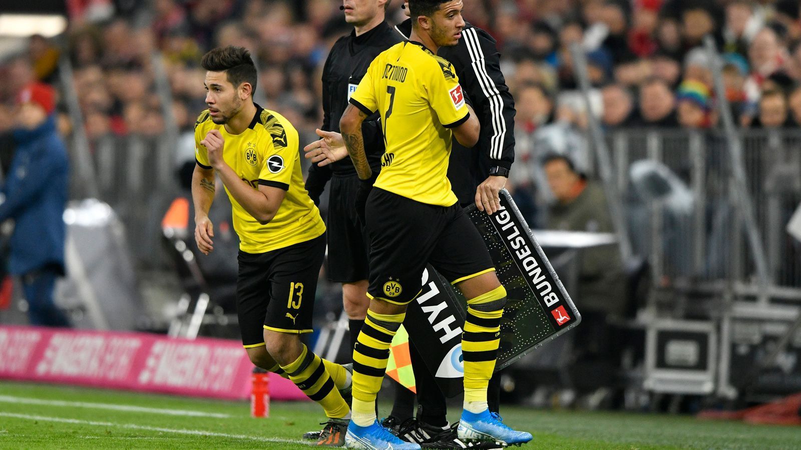 
                <strong>Raphael Guerreiro</strong><br>
                Schon nach 35 Minuten rutscht der Europameister für Sancho in die Mannschaft. Seine erste Szene ist die lang gezogene Freistoßflanke, die Witsel nicht mehr verarbeiten kann. Ansonsten ebenso überfordert wie seine Teamkollegen. ran-Note: 4
              