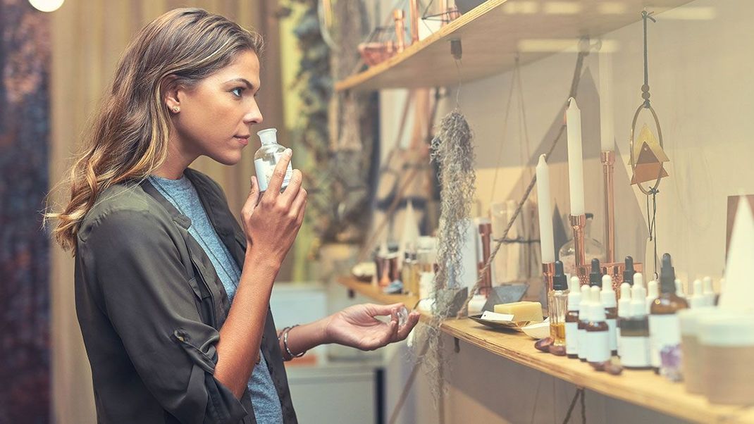 Schützt euer Parfum vor Hitze, Licht und Feuchtigkeit – andernfalls kann es dazu führen, dass der "Duft kippt" und sich somit der gewünschte Geruch ändert.