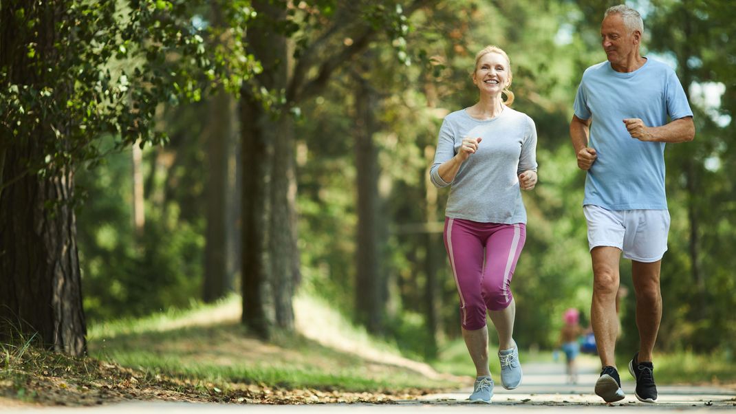 Welchen Einfluss hat der Puls auf die Fettverbrennung? Wir zeigen, worauf du beim Joggen achten solltest. 