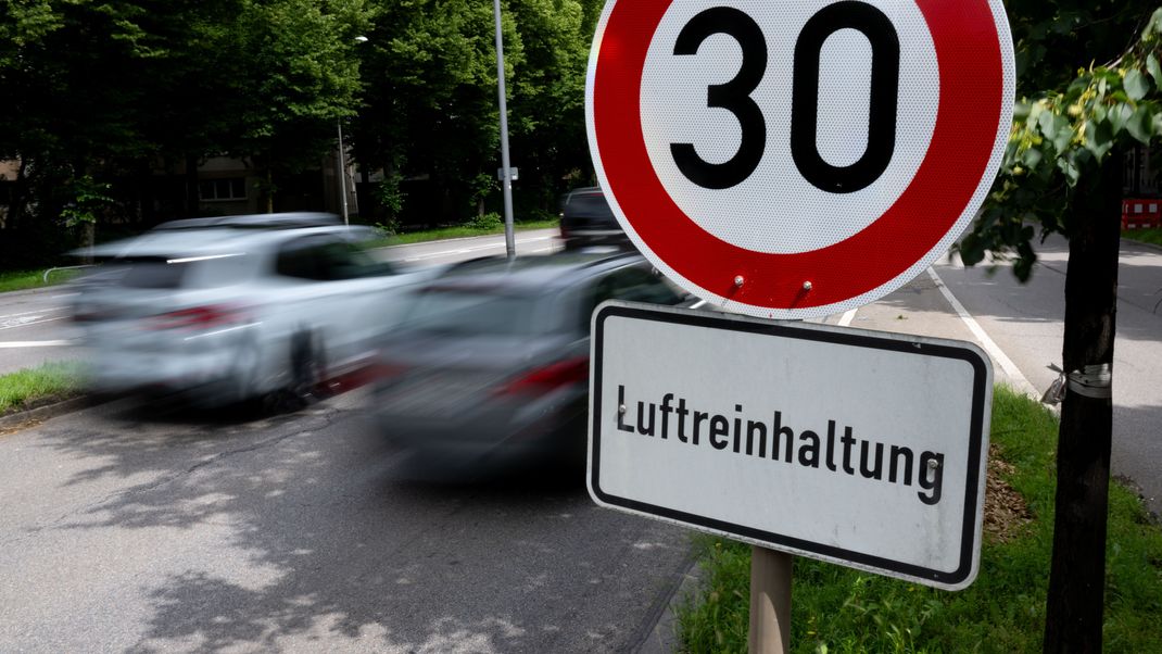 Kaum hat Bundespräsident Steinmeier das Klimaschutzgesetz unterschrieben, schon reichen Kritiker:innen eine Verfassungsbeschwerde ein.