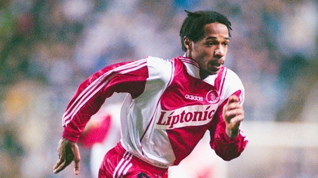 
                <strong>Thierry Henry 1997</strong><br>
                Thierry Henry - 1997. Mit jungen 18 Jahren zeigte sich der pfeilschnelle Stürmer noch mit ordentlicher Haarpracht. Hier läuft er im Trikot vom AS Monaco auf. 
              