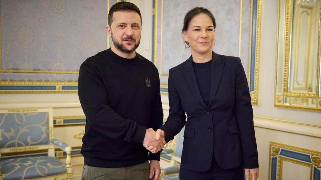 Der ukrainische Präsident, Wolodymyr Selenskyj und die deutsche Außenministerin Annalena Baerbock.