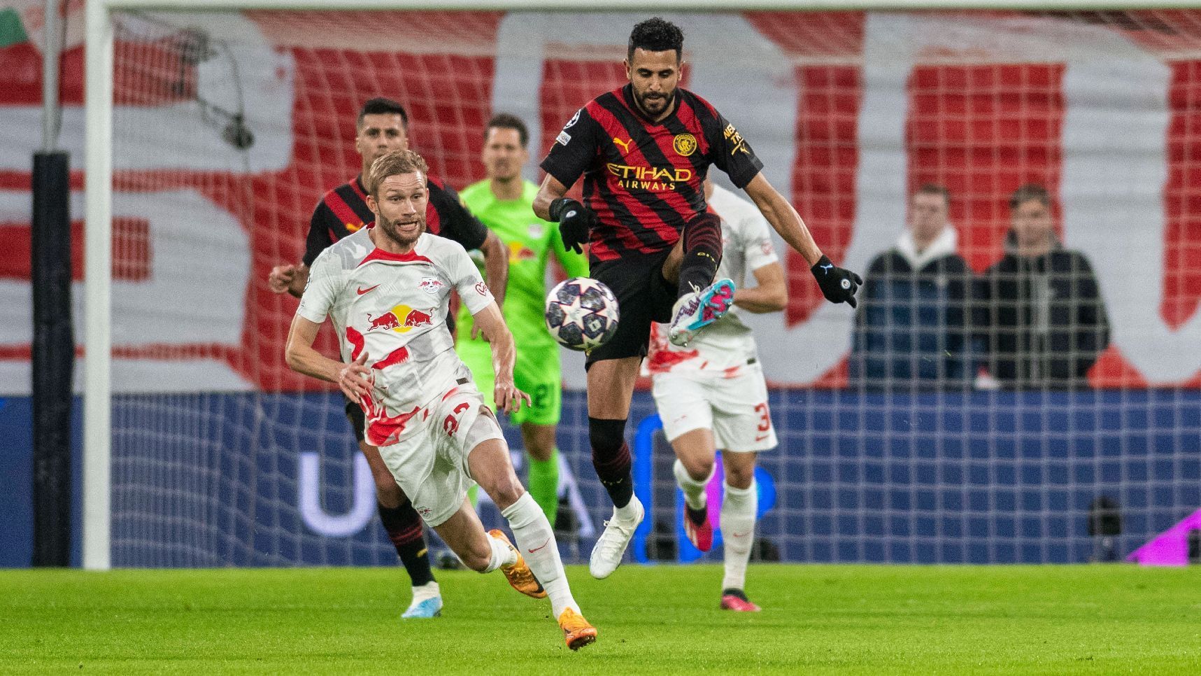 
                <strong>Konrad Laimer</strong><br>
                Vor der Pause hat der österreichische Nationalspieler Konrad Laimer – ebenso wie all seine Kollegen – kaum mal Zugriff auf die wendigen City-Spieler. Nach dem Seitenwechsel steigert sich Laimer aber und kommt seiner Lieblingsbeschäftigung immer wieder mal erfolgreich nach: Dem Erobern von Bällen. ran-Note: 3
              