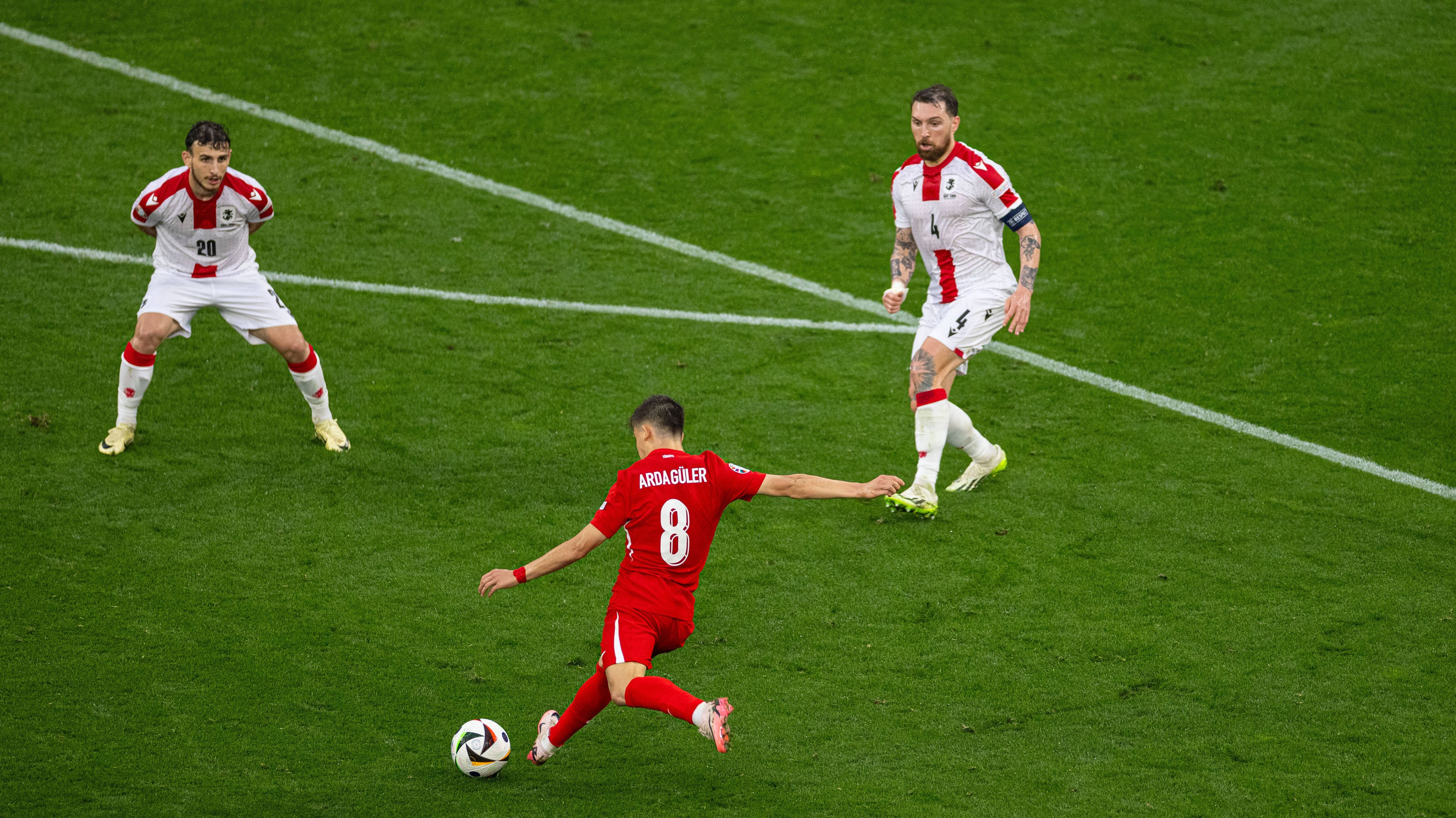 <strong>Güüüüler!</strong><br>Arda Güler lässt das Stadion nach 65 Minuten erneut beben. Ein Traumtor! Der Shootingstar von Real Madrid schlenzt den Ball von außerhalb des Sechzehners in den linken Winkel.