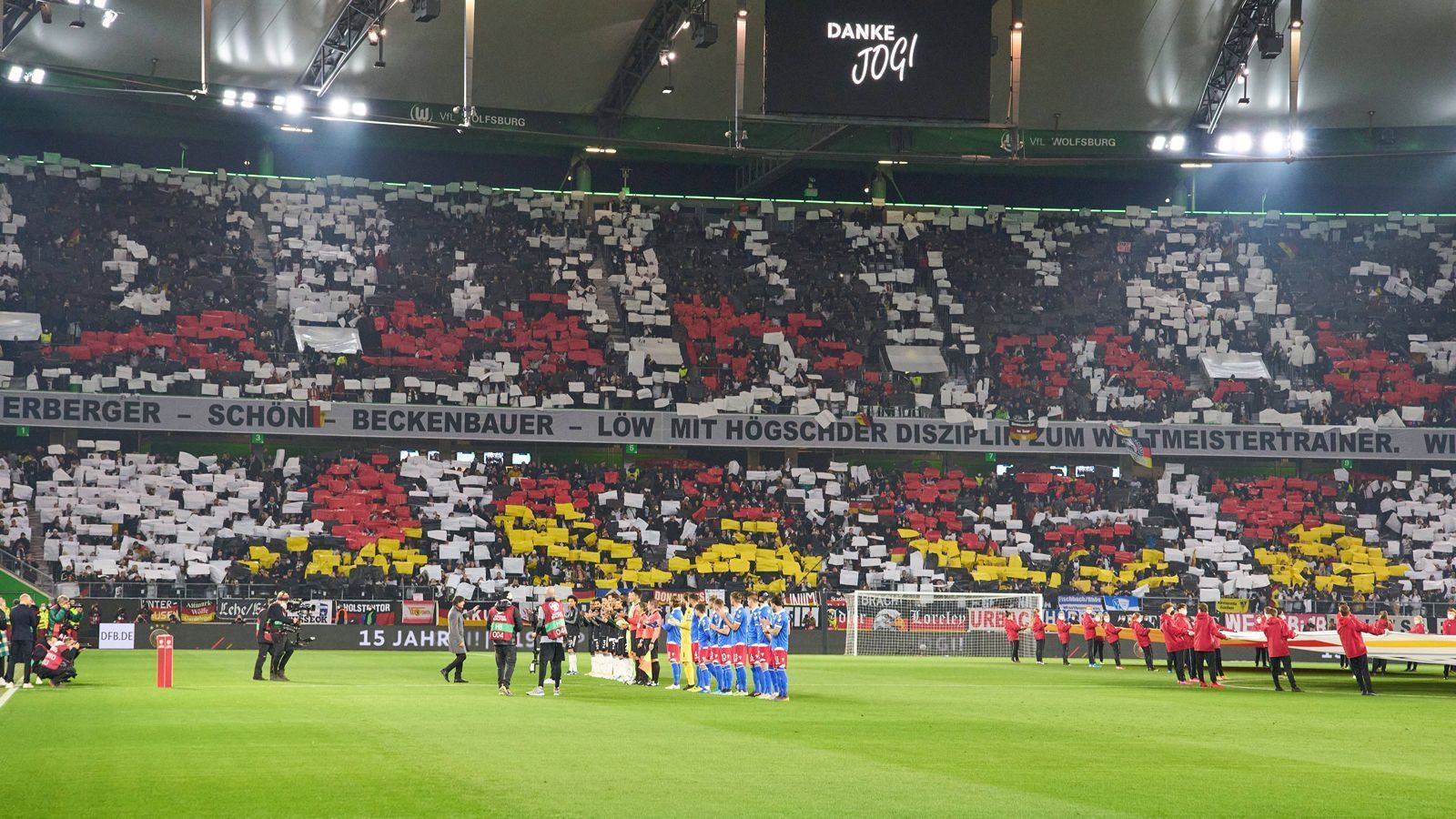 
                <strong>Vor Deutschland vs. Liechtenstein: Der Abschied von Ex-Bundestrainer Joachim Löw</strong><br>
                Dann ist es soweit: Die Mannschaften stehen auf dem Platz. Die Zeremonie kann beginnen. Die Fans widmen Löw eine eigene Choreografie: "Herberger – Schön – Beckenbauer – Löw mit högschder Disziplin zum Weltmeistertrainer. Wir sagen Danke, Jogi!"
              