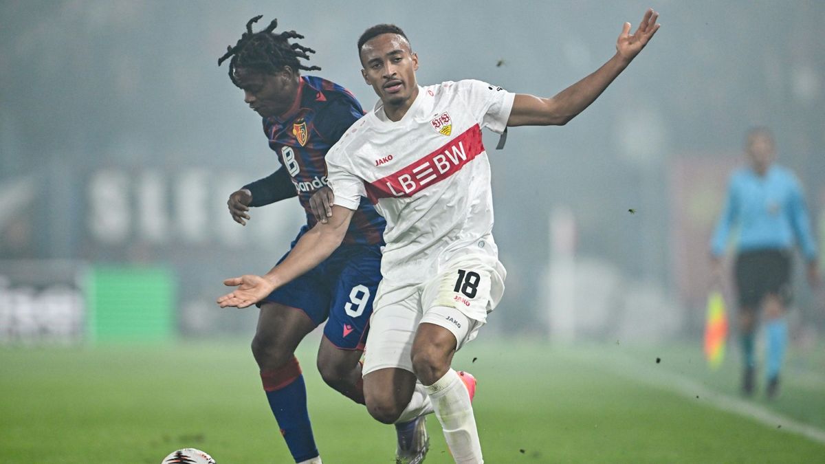Jamie Leweling (r.) im VfB-Trikot gegen Basel