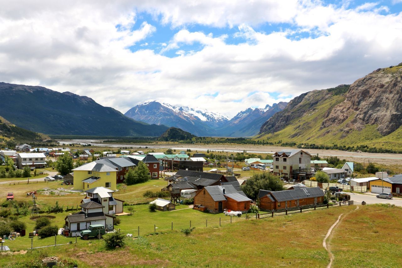 Es ist nicht umsonst vom Aussteiger-Paradies am Ende der Welt die Rede. In El Chaltén gibt es keine Hochhäuser und auch keine Ketten-Hotels, dafür Hütten aus Holz und zu Wohnungen umgebaute Camping-Busse. Moderne Hippies leben hier ihren Traum von Freiheit. Und auch Wanderer und Bergsteiger zieht es scharenweise ins "Mekka des Trekkings". Zu den Hausbergen gehören der Cerro Torre (3.128 Meter) und der Fitz Roy (3.406 Meter). 