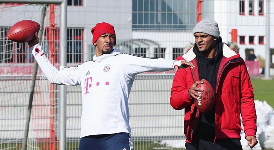 
                <strong>Deshaun Watson besucht Deutschland</strong><br>
                Mit Jerome Boateng (l.) wirft Watson tags darauf ein paar Bälle an der Säbener Straße. Ob der Signal-Caller mit der Technik des Fußballers leben kann?
              