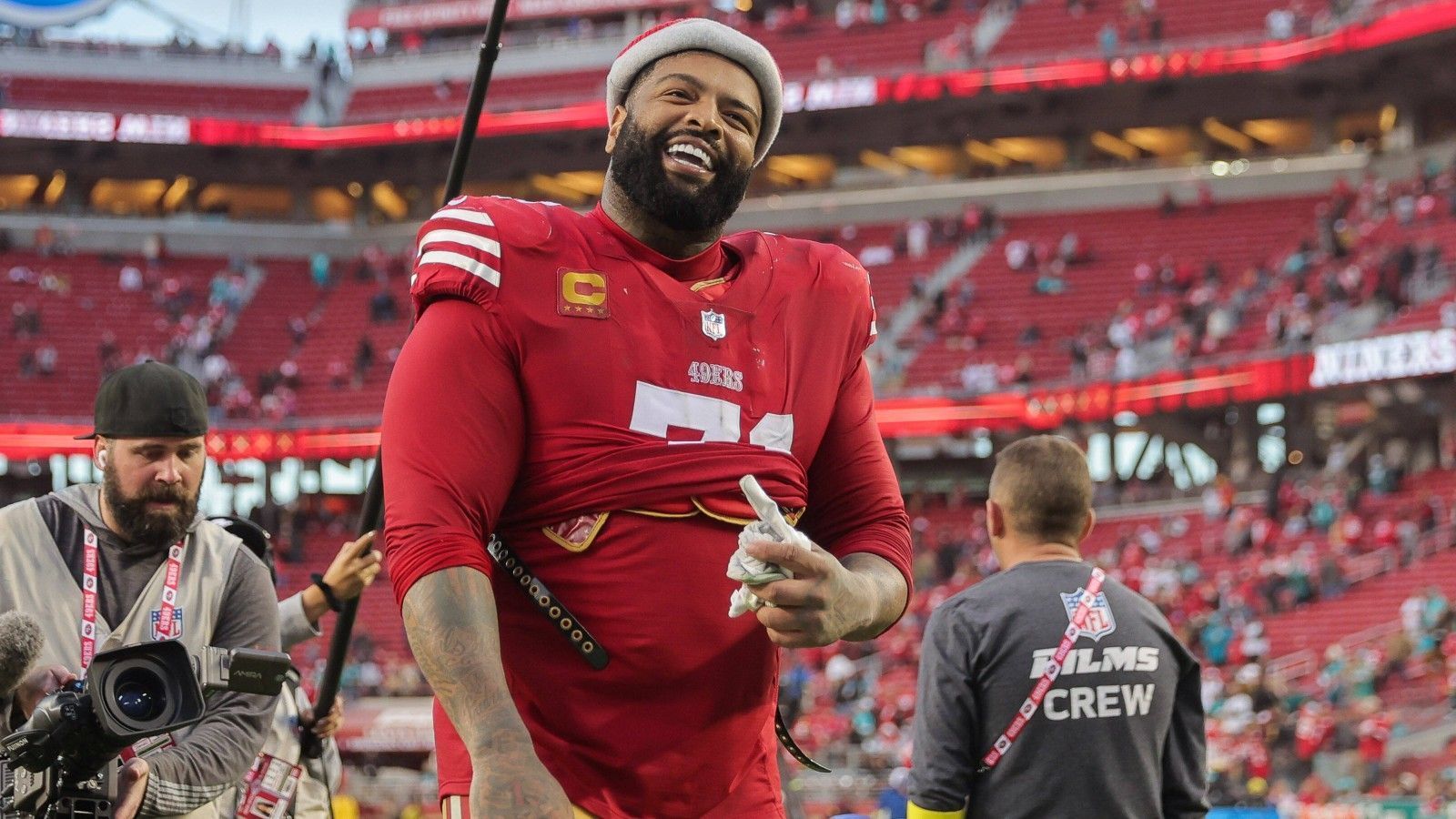 
                <strong>Offensive Tackle</strong><br>
                AFC: Terron Armstead (Miami Dolphins) - 122.914 Stimmen - NFC: Trent Williams (San Francisco 49ers, im Bild) - 134.491 Stimmen
              
