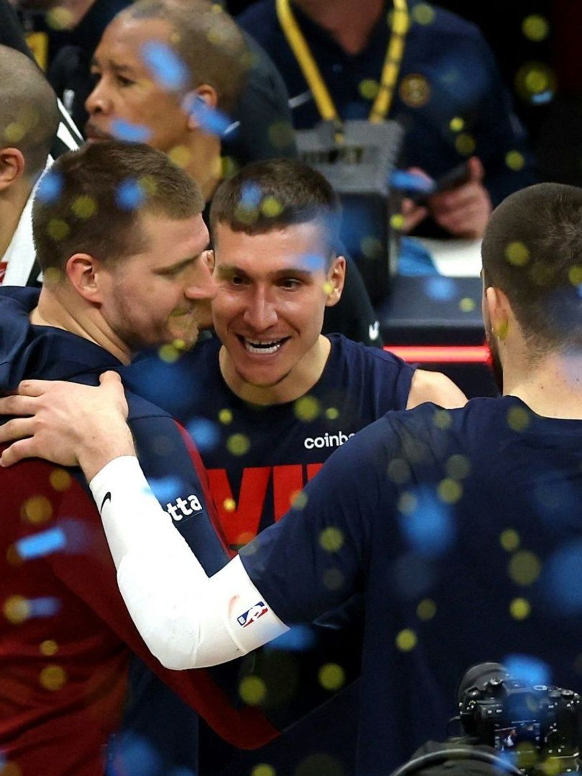 Nikola Jokic feiert den Sieg mit den Nuggets