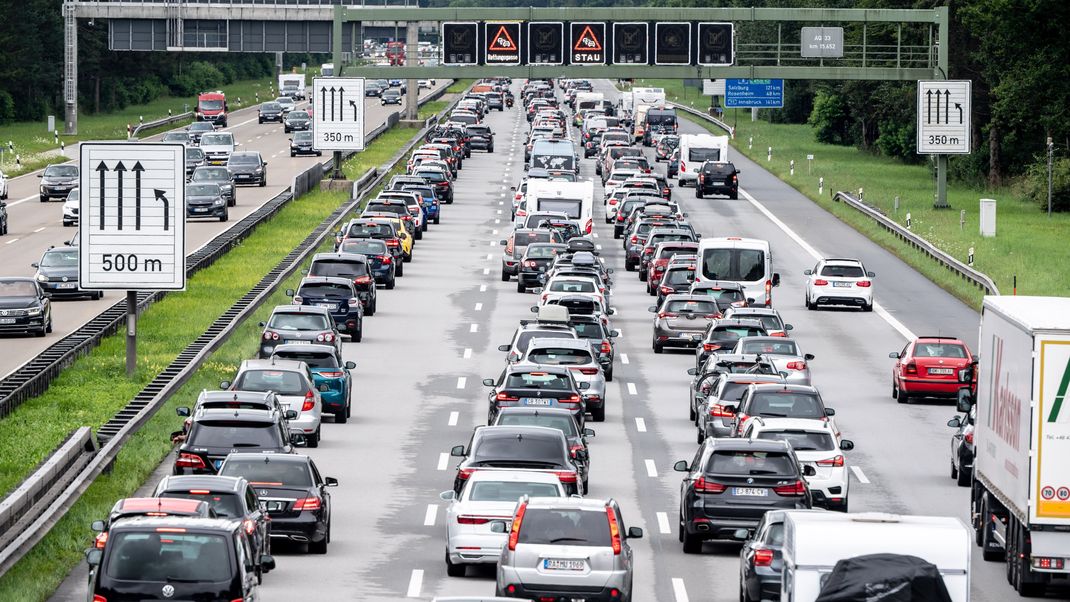 Der Verkehr staut sich auf der Autobahn 8 hinter München in Fahrtrichtung Salzburg und Brenner. (Symbolbild)