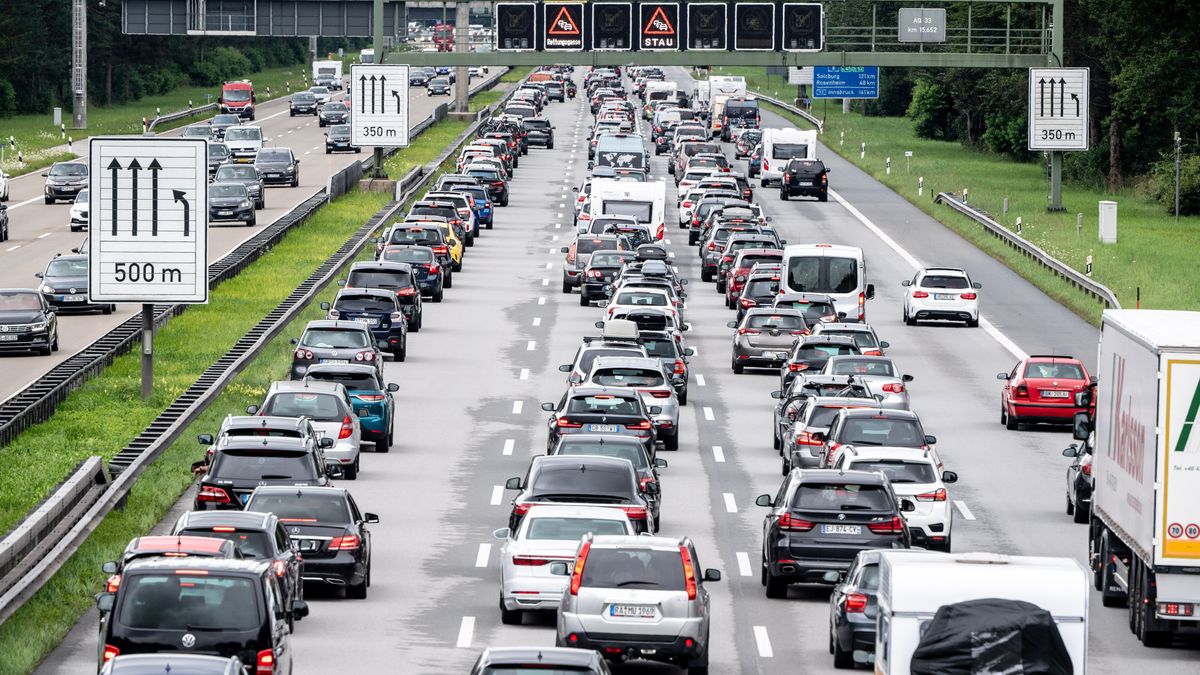 Der Verkehr staut sich auf der Autobahn 8 hinter München in Fahrtrichtung Brenner und Salzburg. 