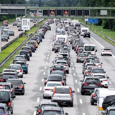 Der Verkehr staut sich auf der Autobahn 8 hinter München in Fahrtrichtung Brenner und Salzburg. 