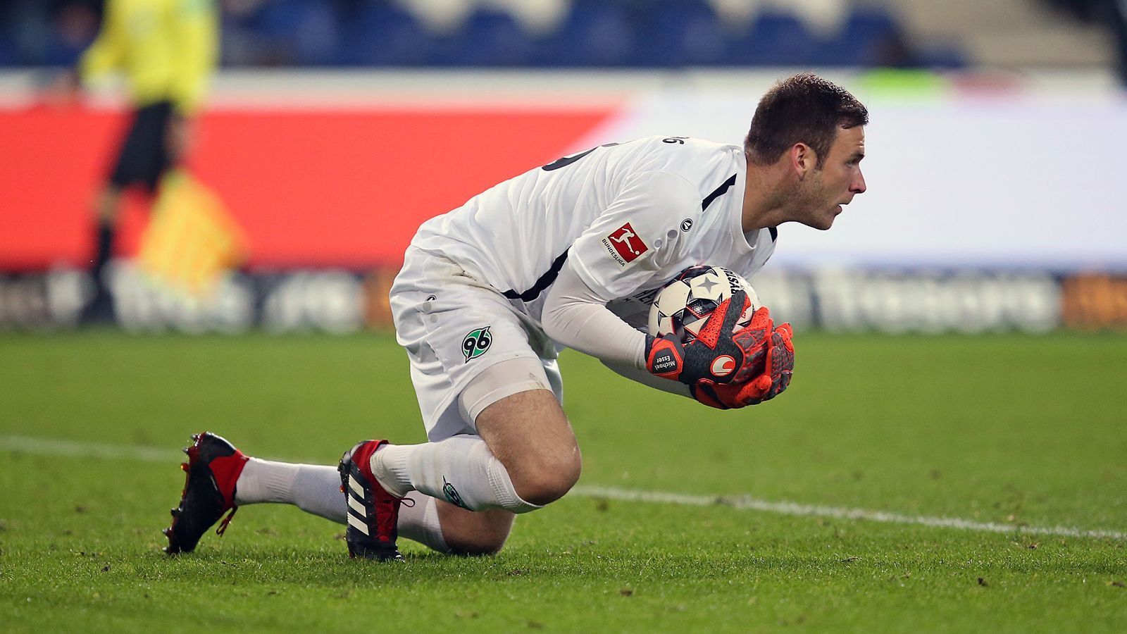 
                <strong>Michael Esser (Hannover 96)</strong><br>
                Paraden in der Saison 2018/19: 36Saison-Einsätze: 9
              