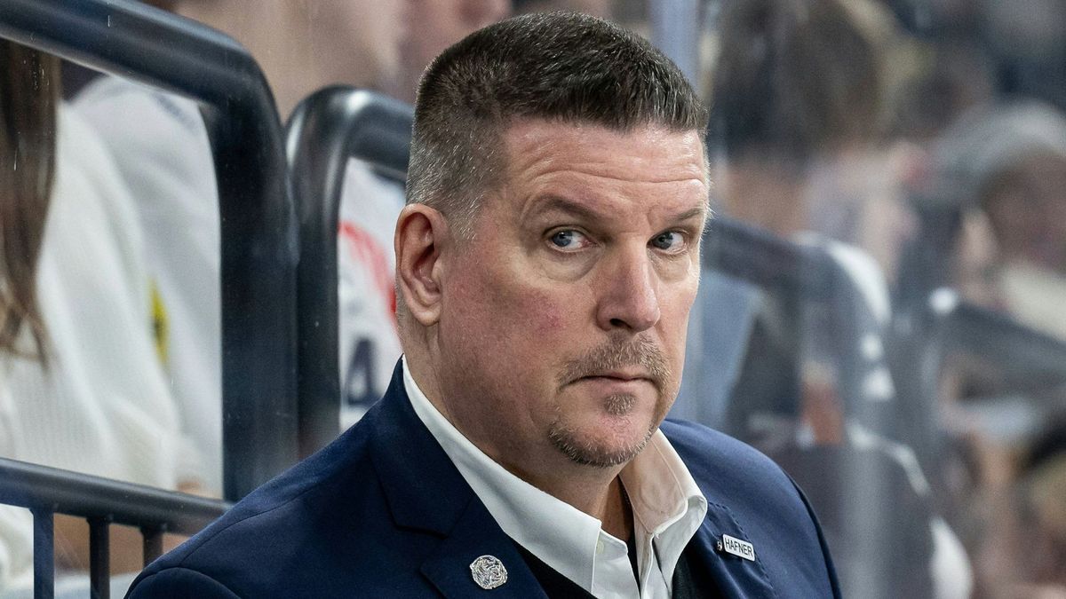 Tom Pokel nun in Frankfurt hinter der Bande