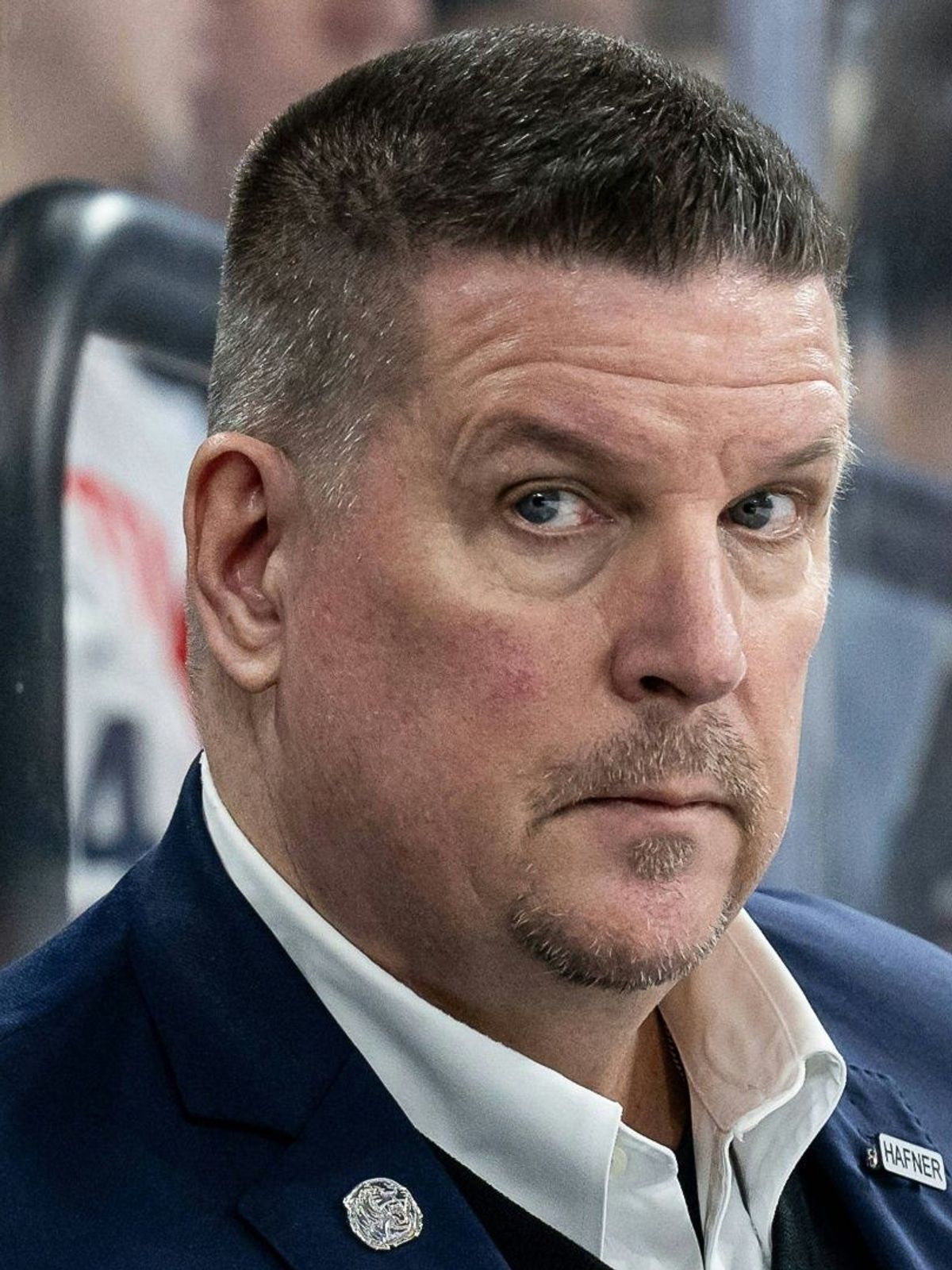 Tom Pokel nun in Frankfurt hinter der Bande