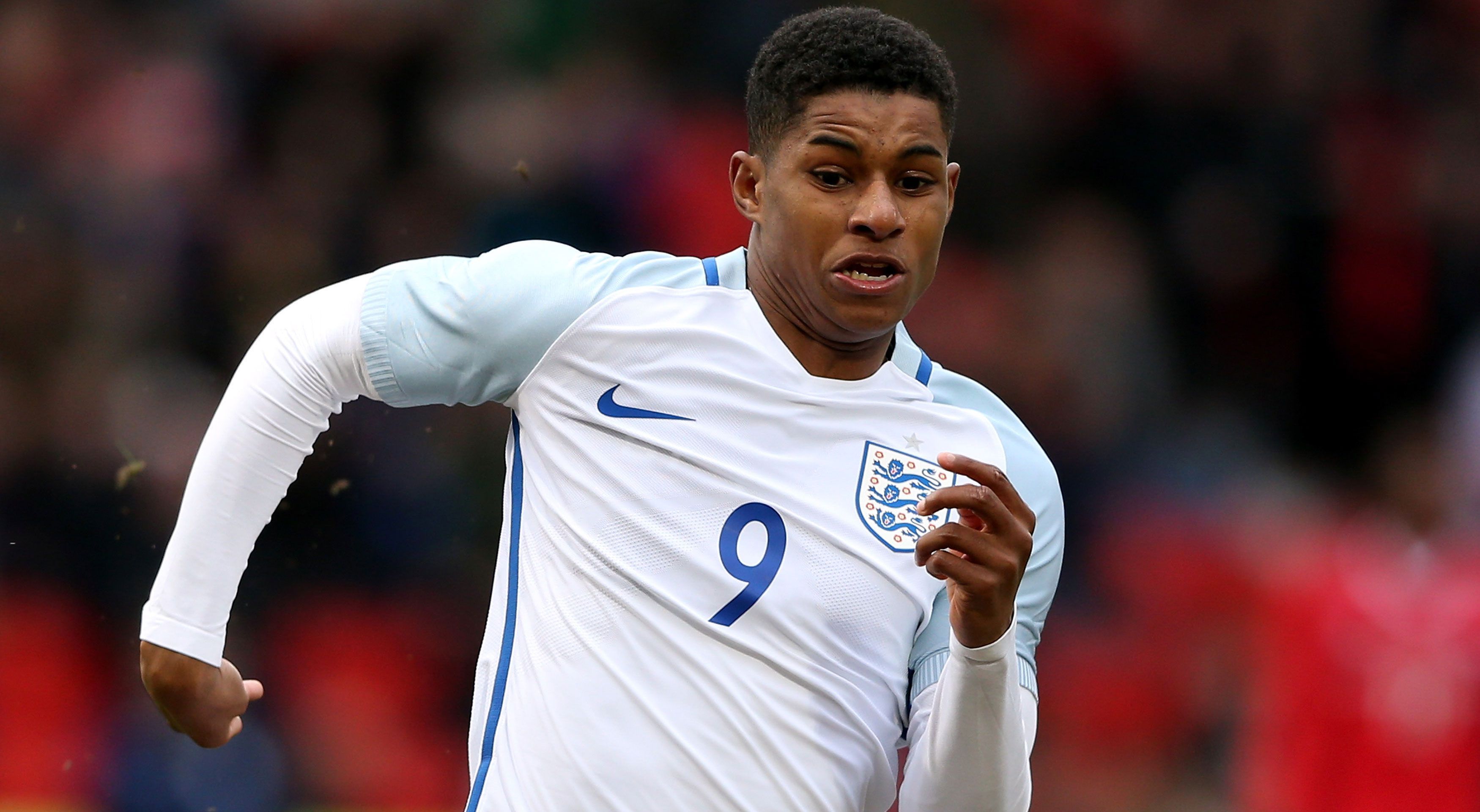 
                <strong>Marcus Rashford (England)</strong><br>
                Marcus Rashford (England, 31.10.1997): Auch bei Marcus Rashford läuft es zur Zeit! Im Februar 2016 debütierte der Stürmer bei Manchester United und erzielte prompt einen Doppelpack. Es folgten 17 weitere Pflichtspieleinsätze mit sechs Treffern. Auch bei der Nationalmannschaft feierte der Youngster einen Traumeinstand: Am 27. Mai 2016 erzielte er gegen Australien in der A-Nationalmannschaft bereits nach drei Minuten sein erstes Tor für die "Three Lions". Bei der EM soll der ein oder andere Treffer hinzukommen. 
              