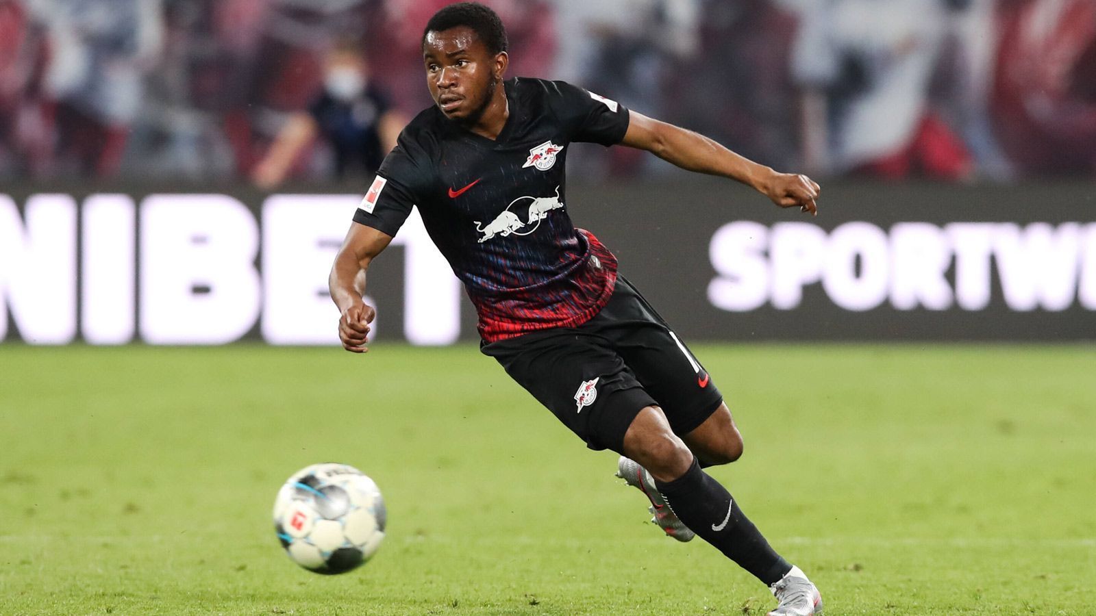 
                <strong>Ademola Lookman (RB Leipzig)</strong><br>
                Während andere Top-Neuzugänge von RB Leipzig wie Patrik Schick oder Dani Olmo direkt zu überzeugen wussten, hatte Ademola Lookman einen schweren Start bei den Sachsen. Im Jahr zuvor bereits ausgeliehen, wechselte Lookman kurz vor Ende der Transferperiode für 18 Millionen Euro nach Leipzig. Auch aufgrund der Gala-Saison von Timo Werner und Co. im Leipzig-Sturm kam Lookman nur auf wenige Kurzeinsätze. In elf Bundesliga-Partien bei 300 Minuten Spielzeit blieb er ohne Torbeteiligung. Trotz einigen Verletzungsproblemen im Team von Julian Nagelsmann verzichtete der Trainer oftmals auf eine Berücksichtigung Lookmans. Mit dem Abgang von Timo Werner muss Lookman bereits in der Vorbereitung zeigen, dass er einen Mehrwert für die Roten Bullen darstellen kann. 
              