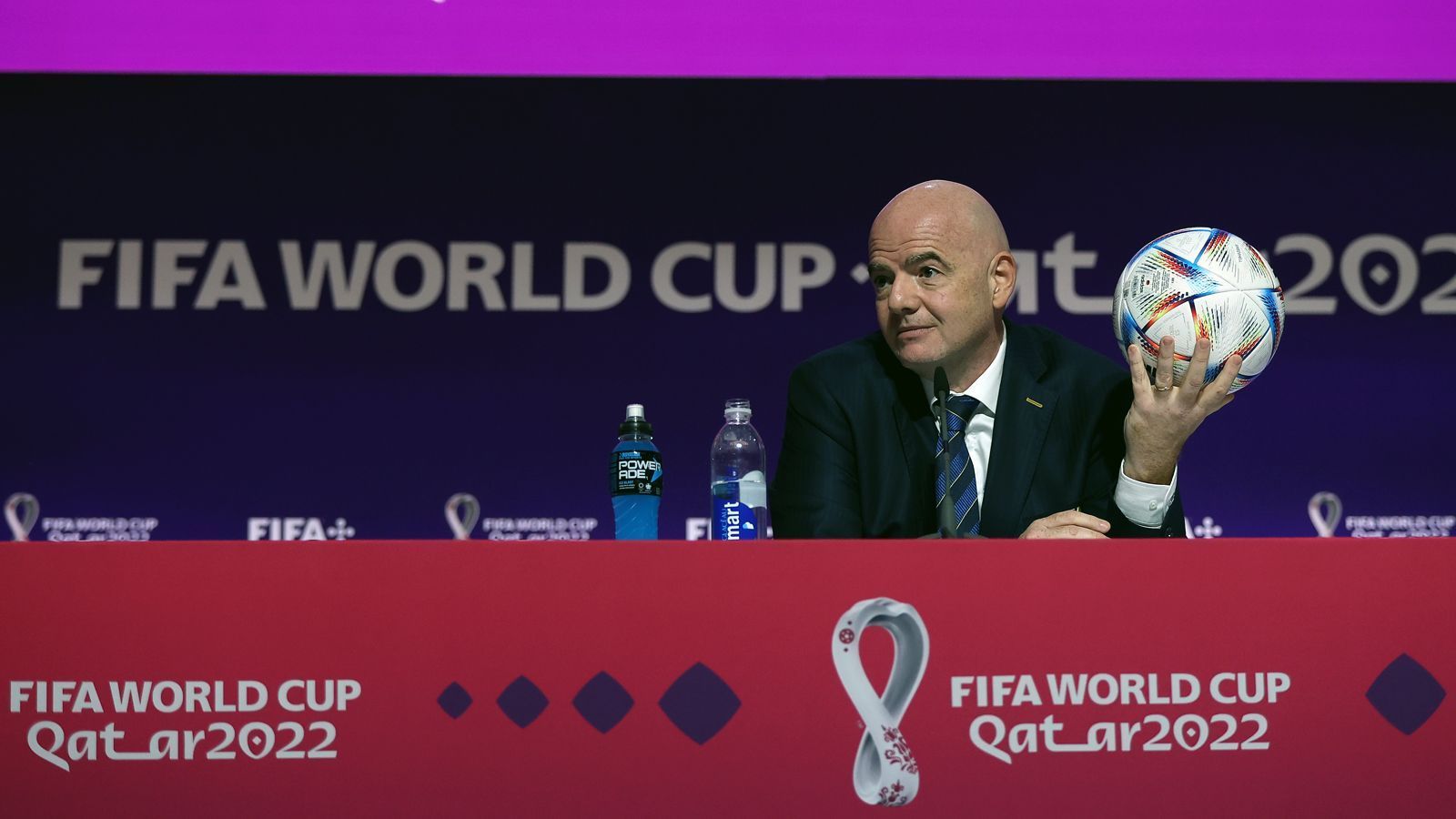 
                <strong>Gianni Infantino</strong><br>
                "Heute fühle ich mich katarisch, heute fühle ich mich arabisch, heute fühle ich mich afrikanisch, heute fühle ich mich schwul, heute fühle ich mich behindert, heute fühle ich mich als Gastarbeiter. Ich fühle so, weil ich all das gesehen habe." (FIFA-Präsident Gianni Infantino einen Tag vor Beginn des WM-Turniers in Katar)
              